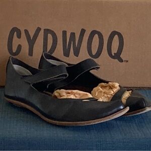 Cydwoq sandals
